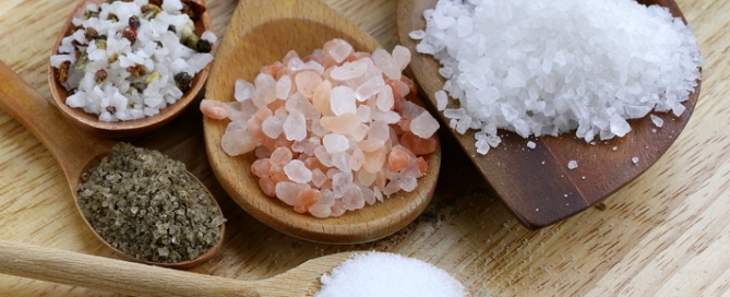 Alla scoperta dei vari tipi di sale, dal sale rosa dell'Himalaya al sale blu di persia, dal fleur de sal della Camargue al Sale Nero indiano