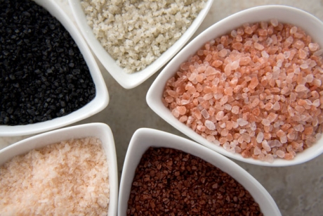 Le diverse varietà di sale: dal sale rosa dell'Himalaya, al sale nero indiano, dal fler de sal al sale di Cervia