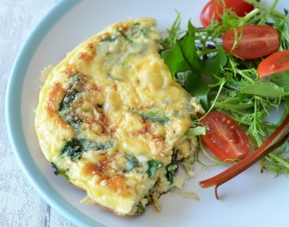 L'ottima frittata con aglio fresco. Cotta al forno e servita con verdure. Semplice e deliziosa.