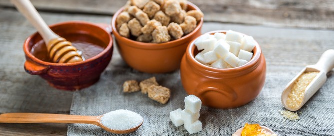 I dolcificanti da utilizzare durante una dieta FODMAP: zuccheri, sciroppi, miele e dolcificanti artificiali