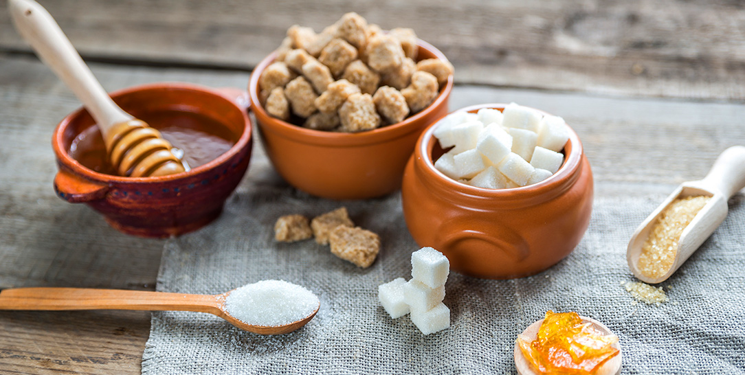 I dolcificanti da utilizzare durante una dieta FODMAP: zuccheri, sciroppi, miele e dolcificanti artificiali