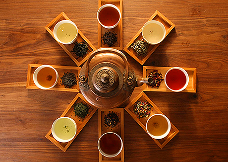 I benefici per la salute del tè verde e del tè nero, le controindicazioni 