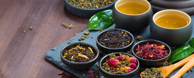Tè verde e tè nero, le proprietà, le catechine, i benefici per la salute e le controindicazioni