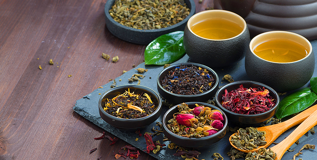 Tè verde e tè nero, le proprietà, le catechine, i benefici per la salute e le controindicazioni