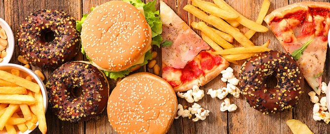 Cibo spazzatura, cibi ultr-processati,rischi per la salute, aumento del rischio di cancro