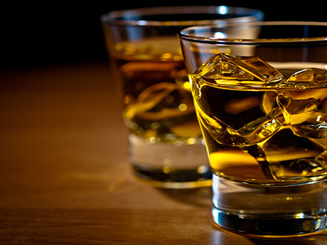 Alcol e microbiota, i danni alla flora batterica intestinale causati dal consumo di bevande alcoliche, i problemi per la salute