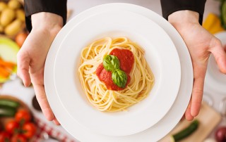 mangiare la pasta la sera: consumare carboidrati a cena fa ingrassare?