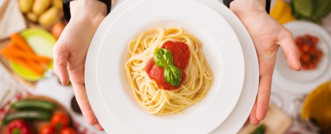 mangiare la pasta la sera: consumare carboidrati a cena fa ingrassare?