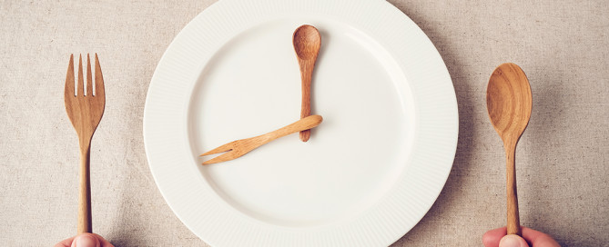 Mangia meno e vivi meglio: i benefici della restrizione calorica per la longevità, il digiuno intermittente per un invecchiamento in salute