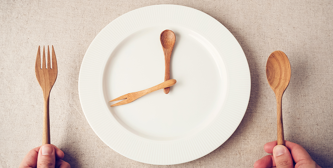 Mangia meno e vivi meglio: i benefici della restrizione calorica per la longevità, il digiuno intermittente per un invecchiamento in salute